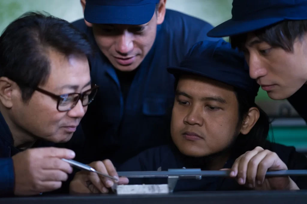 ミャンマー人技術者らに日本人の社員が技術を教えている様子